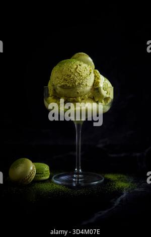 Japanisches Matcha-Eis auf schwarzem Marmorhintergrund. Stockfoto