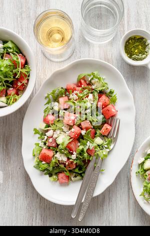 Salat mit Rucola, Feta, Wassermelonen und Gurken. Draufsicht. Stockfoto