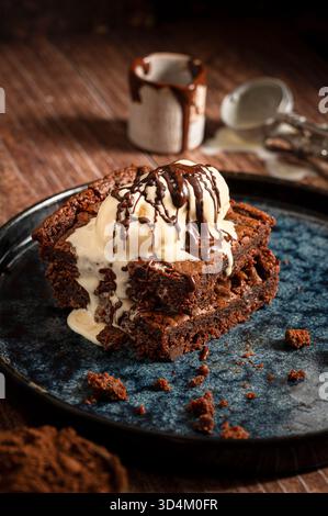Portion Brownies mit Eis Stockfoto