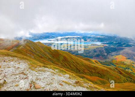 Monte Gorzano, Italien - der höchste Gipfel der Bergkette namens Monti della Laga, mit Wasserfällen des Cento Fonti im Herbst mit Laub und Wanderern Stockfoto