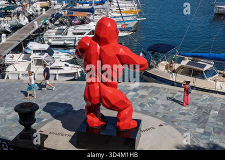Teil eines Skulpturenwegs in Bastia ist diese riesige Skulptur eines roten Gorillas von Richard Orlinski am Ufer von Korsika, Frankreich Stockfoto