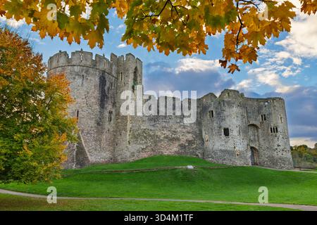 Die normannische Burg im Herbst, Chepstow, Monmouthshire, Wales, Vereinigtes Königreich, Europa Stockfoto