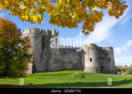 Die normannische Burg im Herbst, Chepstow, Monmouthshire, Wales, Vereinigtes Königreich, Europa Stockfoto