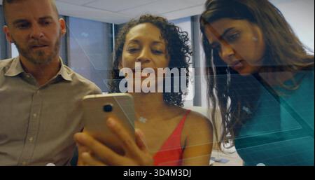 Eine Frau mit lockigen Haaren in rotem Tanktop mit goldenem Telefon im Büro und digitalem Gitter Stockfoto