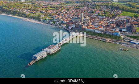Panoramablick über die Drohne auf den Cromer Pier und die Küstenstadt. Türkisfarbene Nordsee und die Promenade. North Norfolk, England, Großbritannien Stockfoto