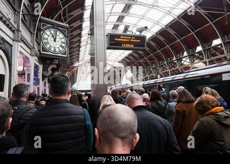 Paddington Station, London, Großbritannien. November 2025. Der Remembrance Day 2025, Poppies nach Paddington verkehrt in der Paddington Station. Der Zug wurde nach Allan Leonard Lewis VC und Harold Day DSC benannt und trägt die Namen aller 2.545 Männer, die für GWR arbeiteten und im 1. Weltkrieg starben. Quelle: Matthew Chattle/Alamy Live News Stockfoto