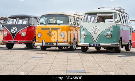 Scheveningen, Niederlande, 25.05.2025, bunte Vintage-Wohnmobile von Volkswagen nebeneinander auf der Aircooler Oldtimer-Ausstellung Stockfoto
