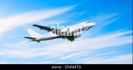 Weißes Passagierflugzeug im Flug, Reisehintergrund mit fliegendem Flugzeug über den Wolken Stockfoto