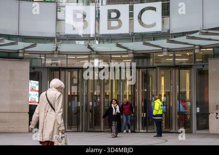 London, England, Großbritannien. November 2025. Hauptquartier der BBC im Zentrum von London. BBC-Generaldirektor Tim DAVIE trat am Sonntag wegen einer Redaktion von Donald Trump von seinem Posten zurück. Trump drohte, BBC auf eine Milliarde Dollar zu verklagen, es sei denn, ihm wird eine Entschuldigung und Entschädigung angeboten, (Credit Image: © Tayfun Salci/ZUMA Press Wire) NUR REDAKTIONELLE VERWENDUNG! Nicht für kommerzielle ZWECKE! Stockfoto