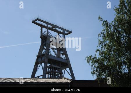 Das historische Chevalement de la fosse Arenberg in Wallers, Hauts-de-France. Dieser legendäre Kopfrahmen, der Teil des Bergbaubeckens Nord-Pas-de-Calais ist, gehört zum UNESCO-Weltkulturerbe und verkörpert die reiche Bergbaugeschichte der Region. Corons of Wallers 016954 008 Stockfoto