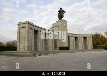 Berlin, Deutschland. Sowjetisches Kriegerdenkmal im Tiergarten. Die Gedenkstätte wurde am 7. November 1945 am Jahrestag des Beginns der Oktoberrevolution in Russland eingeweiht. Sie gedenkt an die im Krieg verstorbenen sowjetischen Soldaten, insbesondere an diejenigen, die während der Schlacht bei Berlin zwischen April und Mai 1945 ums Leben kamen. Das Denkmal befindet sich im Großen Tiergarten, einem großen öffentlichen Park im Westen der Stadt. Sie wurde mit Steinen aus der zerstörten Kanzlei des Dritten Reiches errichtet. Der Entwurf stammt von dem Architekten Michail Gorvits. Die Statue der Sowjets Stockfoto