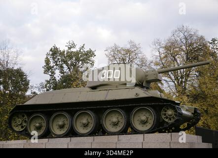 Berlin, Deutschland. Sowjetisches Kriegerdenkmal im Tiergarten. Die Gedenkstätte wurde am 7. November 1945 am Jahrestag des Beginns der Oktoberrevolution in Russland eingeweiht. Sie gedenkt an die im Krieg verstorbenen sowjetischen Soldaten, insbesondere an diejenigen, die während der Schlacht bei Berlin zwischen April und Mai 1945 ums Leben kamen. Das Denkmal befindet sich im Großen Tiergarten, einem großen öffentlichen Park im Westen der Stadt. Allgemeine Ansicht eines der beiden sowjetischen T-34-Panzer, die das Denkmal flankieren. Stockfoto