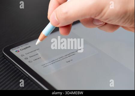 New York, USA – 7. November 2025: Erstellen Sie in der Copilot-App einen neuen Chat auf einem Tablet Stockfoto
