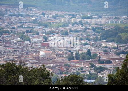 Ein malerischer Blick aus der Luft auf Popayán, Cauca, Kolumbien, mit urbaner Landschaft und Natur, durchsetzt mit Gebäuden. Stockfoto