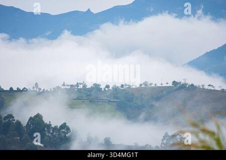 Atemberaubende Aussicht auf nebelbedeckte Berge und Täler in Popayán, Cauca, Kolumbien, mit ruhiger Natur und atemberaubenden Landschaften. Stockfoto