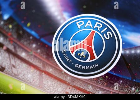 KIEW, UKRAINE - 23. FEBRUAR 2025 das Abzeichen des FC Paris Saint Germain liegt auf dem Hintergrund des Fußballstadions Stockfoto