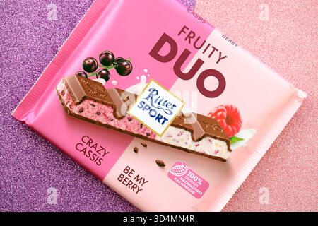 KIEW, UKRAINE - 19. APRIL 2025 Ritter Sport Fruity Duo Schokoladenriegel auf Papierhintergrund Nahaufnahme Stockfoto