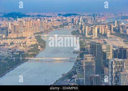 Aus der Vogelperspektive auf Brücken und Wolkenkratzer am Perlfluss in Guangzhou, China Stockfoto