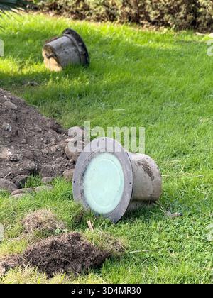 Infrastrukturelemente für die Installation von Parkleuchten und elektrischen Kabeln Stockfoto