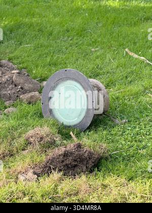 Infrastrukturelemente für die Installation von Parkleuchten und elektrischen Kabeln Stockfoto