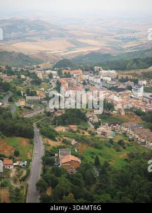 Panoramablick auf Enna in Zentral-Sizilien mit sanften Hügeln, Wohngebäuden, gewundenen Straßen und ländlichen Landschaften von oben Stockfoto