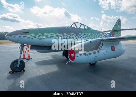 MONROE, NC (USA) - 9. November 2025: Ein nachgebauter Messerschmitt ME 262 Kampfflugzeug auf der Warbirds Over Monroe Air Show. Stockfoto