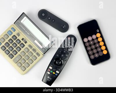 Dies ist ein flaches oder von oben nach unten gerichtetes Foto mit verschiedenen elektronischen Geräten und Peripheriegeräten auf weißem Hintergrund. Stockfoto