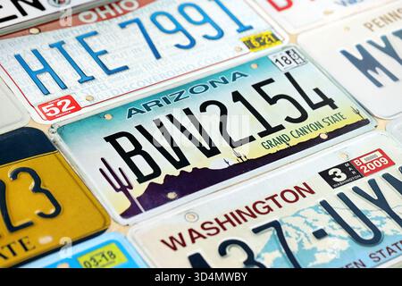 KIEW, UKRAINE - 18. OKTOBER 2025 viele US-Nummernschilder verschiedener staaten sind registriert. Viele US-Nummernschilder Stockfoto