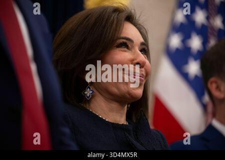Washington, DC, USA. November 2025. Jeanine Pirro, Staatsanwältin des District of Columbia, wird am 10. November 2025 bei einer Vereidigung von Sergio Gor, US-Botschafter in Indien, im Oval Office des Weißen Hauses in Washington, DC, USA, gesehen. Kredit: Craig Hudson/Pool über CNP/dpa/Alamy Live News Stockfoto