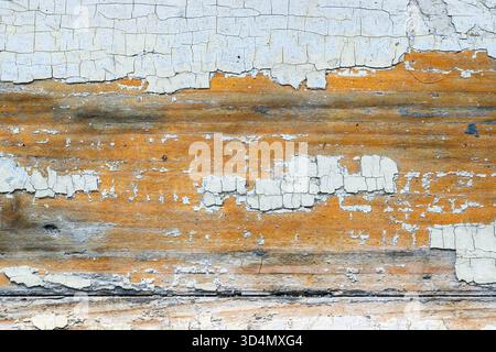 Nahaufnahme der alten rissigen abblätternden Farbe auf Holzoberfläche, die Vintage-Grunge-Textur-Hintergrund erzeugt. Draufsicht. Stockfoto