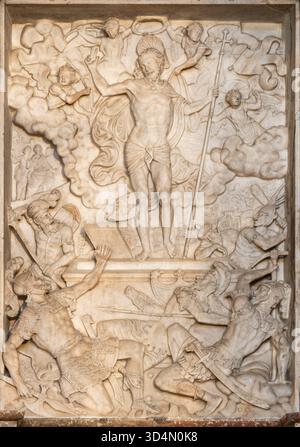 SALZBURG, AUSTIRA - 7. SEPTEMBER 2025: Das Marmorrelif der Auferstehung in der Kirche Franziskanerkirche von unbekanntem Künstler (1561). Stockfoto