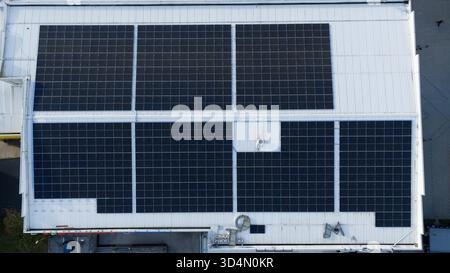 Luftaufnahme der Dachsolarkollektoren in Industriebauten, saubere erneuerbare Energietechnologie für nachhaltige Stromerzeugung Stockfoto