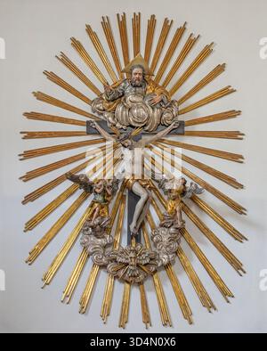 SALZBURG, ÖSTERREICH - 6. SEPTEMBER 2025: Die geschnitzte polychrome barocke Skulpturengruppe der Heiligen Dreifaltigkeit in der Kirche Loretokirche aus dem 17. SEPTEMBER. Cent. Stockfoto