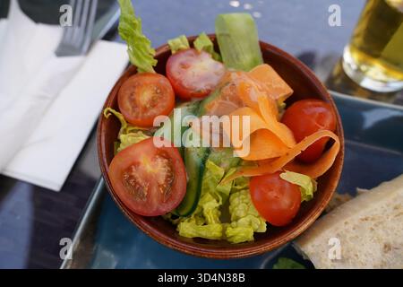 Kleine Schüssel mit Salat auf dem Tisch, Teil eines Pub-Lunch. Gesunde frische Lebensmittel Stockfoto