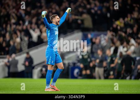 LONDON, ENGLAND – 4. NOVEMBER: Torhüter Guglielmo Vicario von Tottenham Hotspur feiert während der UEFA Champions League 2025/26 League Phase MD4 Stockfoto