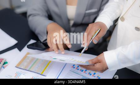 Nahaufnahme des Geschäftsteams, das Finanzberichte analysiert und Strategie am Bürotisch bespricht. Konzept von Teamwork, Planung, Finanzen und Korpora Stockfoto