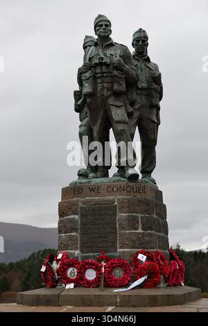 SPEAN BRIDGE, SCHOTTLAND, GROSSBRITANNIEN. NOVEMBER 2025. Vor kurzem liegender Kränze zieren das Commando Memorial an der Spean Bridge in Schottland am Tag des Waffenstillstands. Das Denkmal ist eine Bronzestatue mit drei bronzenen Kommandos aus dem Zweiten Weltkrieg, die auf den Ben Nevis, dem höchsten Berg Großbritanniens, gerichtet sind. (Quelle: James Holyoak/Alamy Live News) Stockfoto