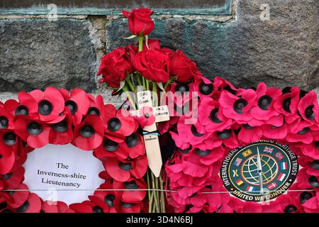 SPEAN BRIDGE, SCHOTTLAND, GROSSBRITANNIEN. NOVEMBER 2025. Vor kurzem liegendes Kränze zieren das Commando Memorial (verdeckt) an der Spean Bridge in Schottland am Tag des Waffenstillstands. Das Denkmal ist eine Bronzestatue mit drei bronzenen Kommandos aus dem Zweiten Weltkrieg, die auf den Ben Nevis, dem höchsten Berg Großbritanniens, gerichtet sind. (Quelle: James Holyoak/Alamy Live News) Stockfoto