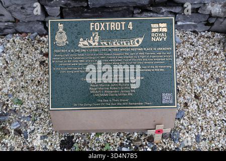 SPEAN BRIDGE, SCHOTTLAND, GROSSBRITANNIEN. NOVEMBER 2025. Tribut an ÔFoxtrot 4Õ (das einzige Schiff, das 1982 verloren ging) ist am Tag des Waffenstillstands am Commando Memorial an der Spean Bridge in Schottland zu sehen. Das Denkmal ist eine Bronzestatue mit drei bronzenen Kommandos aus dem Zweiten Weltkrieg, die auf den Ben Nevis, dem höchsten Berg Großbritanniens, gerichtet sind. (Quelle: James Holyoak/Alamy Live News) Stockfoto