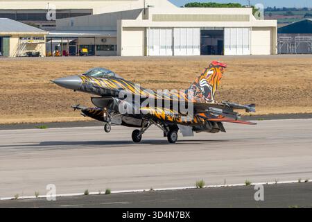 Avión de Combat F-16 de la fuerza aérea de Turquía con decoración, insbesondere Tiger en los ejercios Tiger Meet. Stockfoto