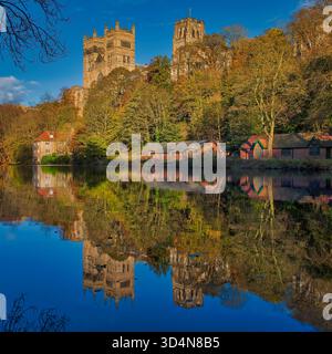 Ein Blick an einem sonnigen Herbsttag auf die Kathedrale von Durham und die Old Fulling Mill spiegelt sich im Fluss Wear vom Wehr aus Stockfoto