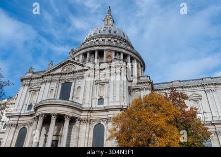 Blick auf die St. Pauls Cathedral in der City of London an einem sonnigen Herbsttag, London, England, Großbritannien Stockfoto