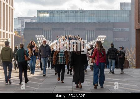 Menschen, die über die London Millennium Footbridge, auch Wackelbrücke genannt, laufen, London, England, Großbritannien Stockfoto