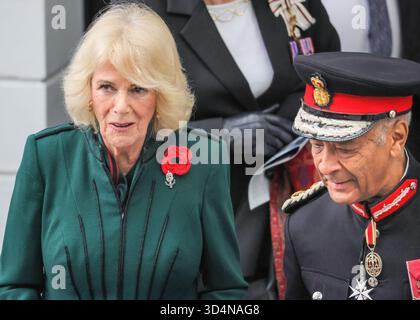 London, Großbritannien. November 2025. Queen Camilla kommt mit dem Zug zur Paddington Station und schließt sich „Poppies for Paddington“ den Gedenkfeiern am Tag des Waffenstillstands an. „Mohnblumen nach Paddington“ ist eine jährliche Gedenkfeier. Mohnkränze aus dem GWR-Netz werden von bestimmten Zügen gesammelt, die vor 1100 am Bahnhof Paddington ankommen, gefolgt von einer zweiminütigen Stille und Gedenkfeier. Stockfoto
