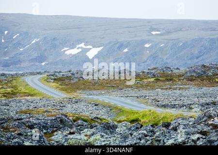 Leere kurvenreiche Straße auf der Halbinsel Varanger, Nordnorwegen, Europa Stockfoto