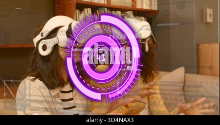 Gesten von zwei Frauen, die weiße VR-Headsets auf der Couch im Wohnzimmer tragen, mit violettem HUD 41 Stockfoto
