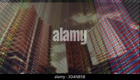 Er umrahmt drei Hochhäuser, die sich auf Straßenhöhe erheben, mit Glaswänden, Ziegelfassaden und Ticker Stockfoto