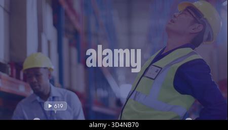 Inspektionsleiter lehnt sich zurück, sieht im Lager nach oben, trägt eine Kalkweste und einen Schutzhelm, UI 619 Stockfoto