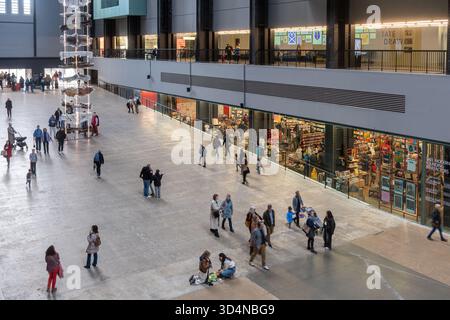 Innenraum der Tate Modern Art Gallery in London, England, Großbritannien, mit Besuchern, die sich die Kunstwerke ansehen Stockfoto