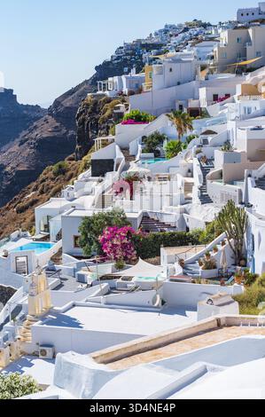 Santorini Griechenland: Touristen wohnen in weiß getünchten Hotels und Villen auf der Caldera Stockfoto